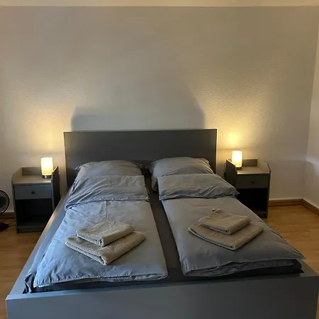 Zentrales Mit Netflix, Kaffee & Parkplaetzen דירה